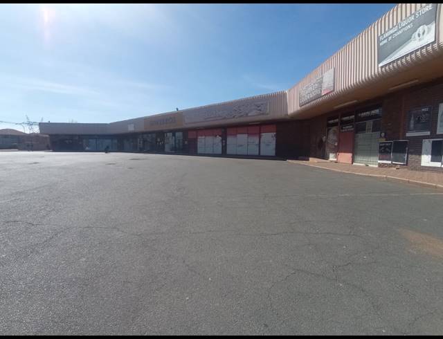 1,500M² BUILDING FOR SALE IN THREE RIVERS EAST